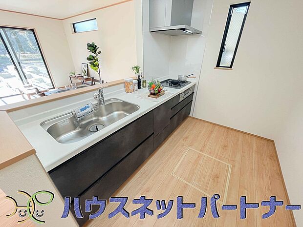 人工大理石のワークトップやシンクは、水を流しただけできれいになったように見えます。白いキッチンは明るく清潔感があり、とっても素敵です。