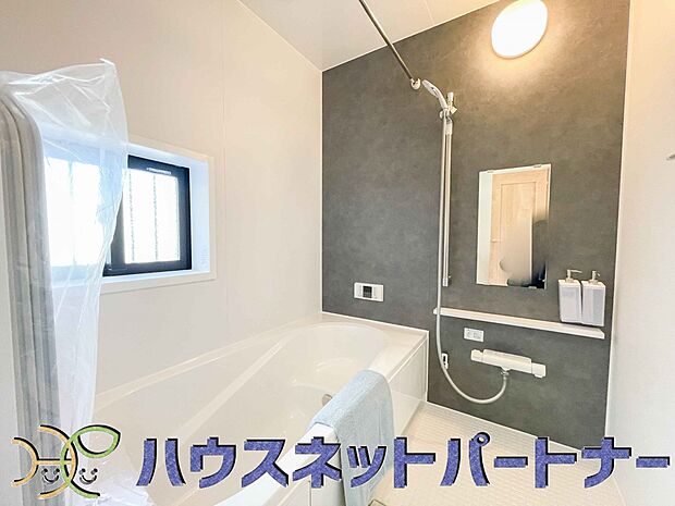 心地よいバスタイムを演出する浴室はゆとりあるサイズを採用。保温機能付き、汚れをはじく有機ガラス系の新素材を採用した浴室。美しく機能的な設備を採用。