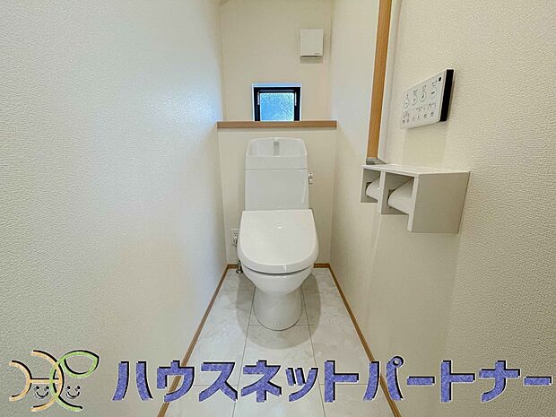 小窓を設置する事により明るく、通気性の良いトイレとなっております。中はゆとりのある大きさを確保しておりますので、ゆったりとお使い頂けます。