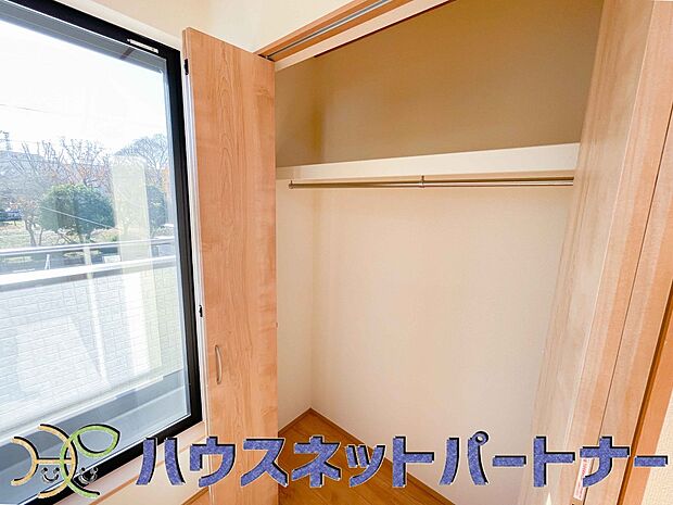 壁面クローゼットのメリットは、衣類が横一列に並ぶためひと目で洋服が選びやすいこと。衣類をたくさんお持ちの方も、限られたスペース内に無理なく収納することができます。