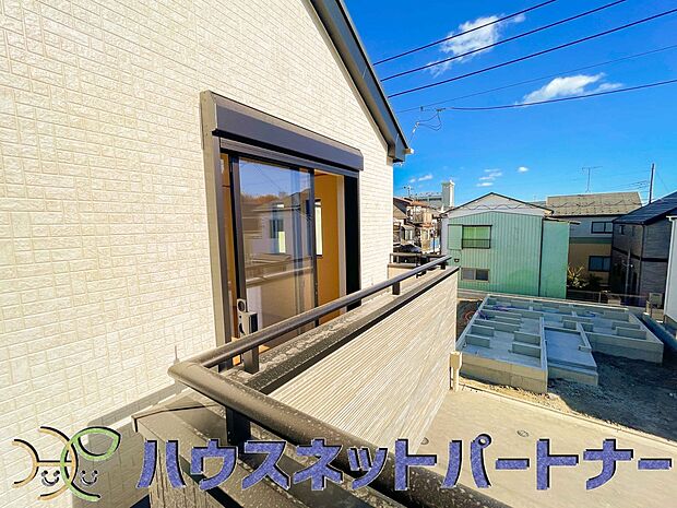 青い空が近くに感じるバルコニーは、爽やかな風をお部屋へ運んでくれます。