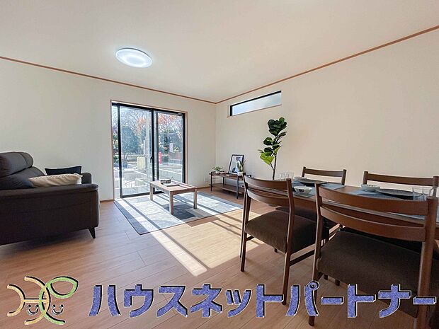 リビングは、食事スペースと寛げる場所設けてもまだ余裕の広さ。明るい光が照らしてくれます。