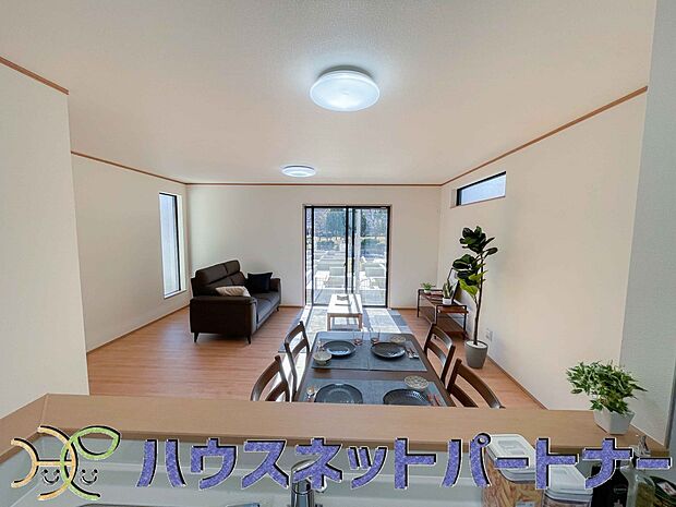 キッチン吊戸棚を無くす事によって、コミュニケーションを重視した設計に致しました。区画によって変わる一体感を、実際にご覧になって頂けましたらと思います。