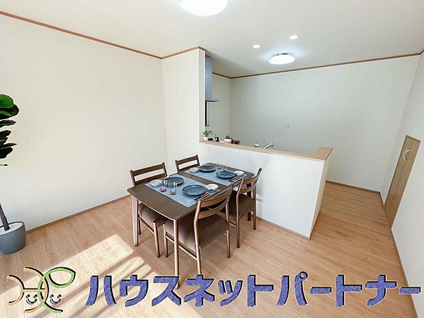 お料理できたらカウンターから手渡しができます。家族で会話をしながらお料理を楽しく。