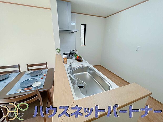 家族の様子を見ながらキッチンでお料理。一日の出来事を会話しながらの家事は嬉しいコミュニケーション。