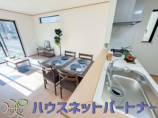 忙しい朝でも家族揃って食事をして頂ける、ゆとりある大きさのダイニングスペース。奥様の手料理をカウンター越しに受けとって頂き、テーブルで囲む素敵な時間を存分にお愉しみ下さい。