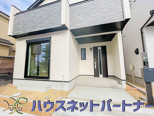 玄関前に季節のお花を置いて可愛く演出してみてはいかがですか。楽しいお家造りが待っています。