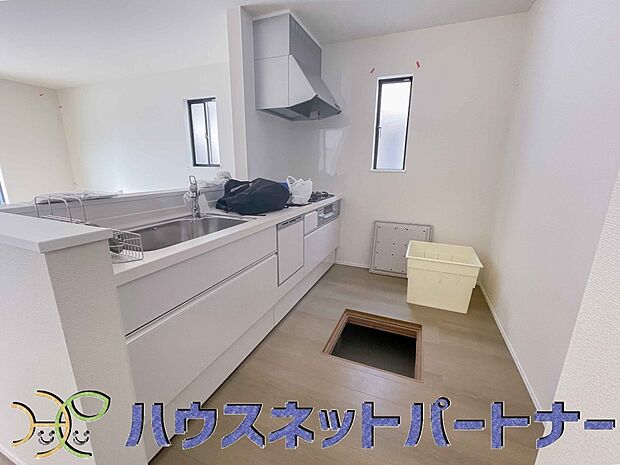 ビルトイン食器洗乾燥機完備。家事のお手伝いをしてくれる奥様の味方です。食器を洗っている間にお掃除など、様々なシーンで家事の時短に役立つ食洗機。省スペースのビルトインタイプを採用致しました。