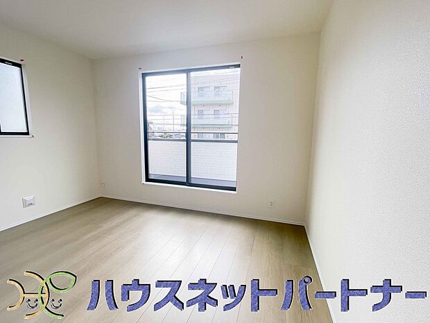 バルコニーに直接出入りできるお部屋です。ちょっと外の空気を吸いたい時や、ベランダでミニガーデニングなども楽しめそうです。