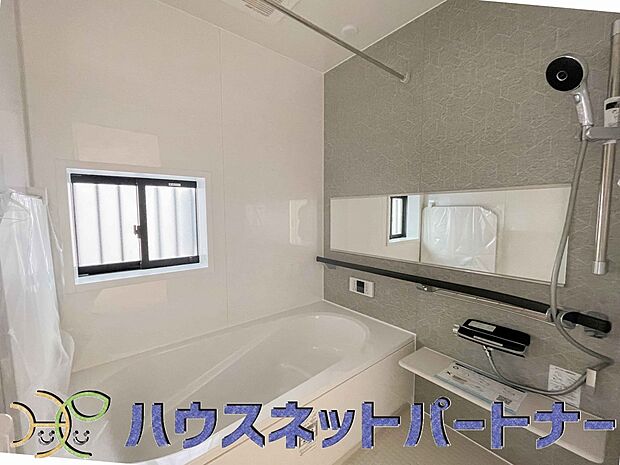 高級感溢れるカラーと大きさ・柔らかな曲線で構成された半身浴も楽しめるバスタブが心地よさをもたらします。窓もあるので換気もしっかりできますね。