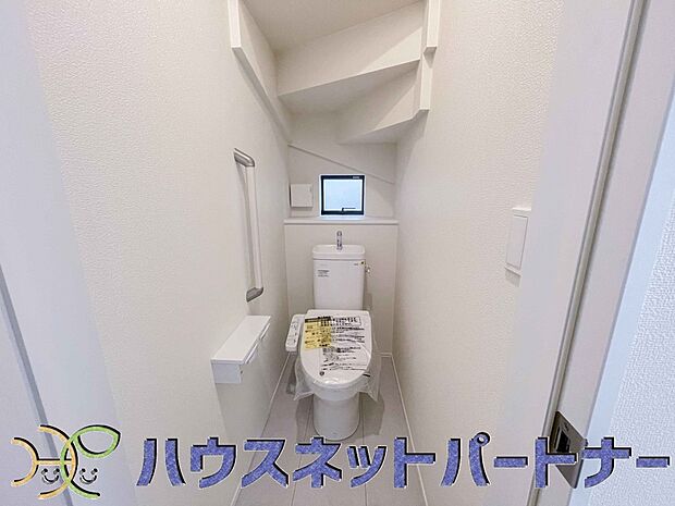 小窓を設置する事により明るく、通気性の良いトイレとなっております。中はゆとりのある大きさを確保しておりますので、ゆったりとお使い頂けます。 