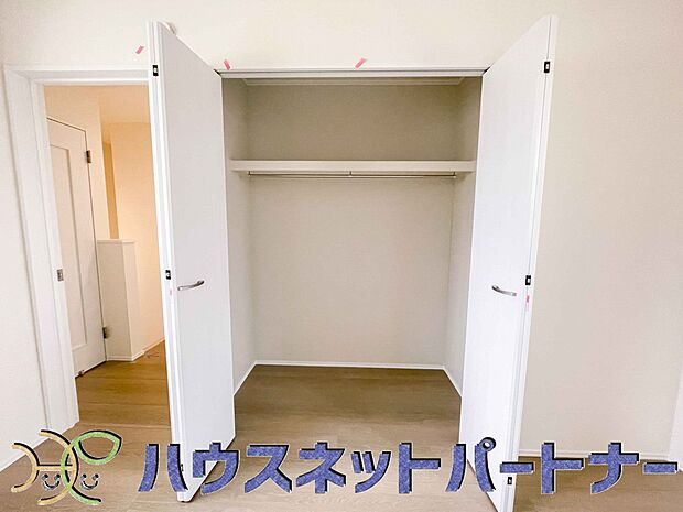 壁面クローゼットのメリットは、衣類が横一列に並ぶためひと目で洋服が選びやすいこと。衣類をたくさんお持ちの方も、限られたスペース内に無理なく収納することができます。
