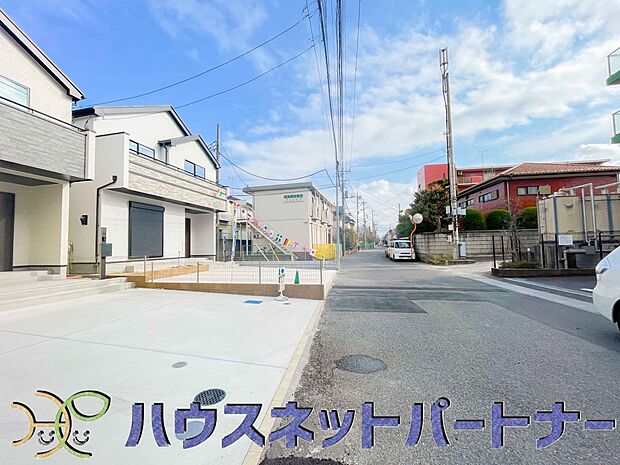 前面道路でお車を駐車するのも楽々。