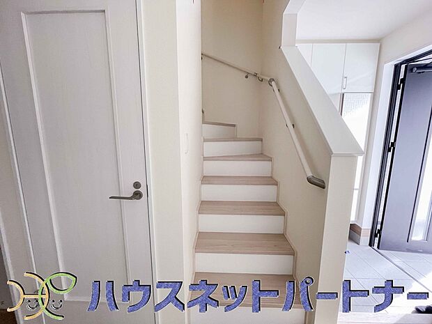 手すりがないと階段の昇り降りで危険なことはもちろん、壁に手をつきながら歩くことで壁紙が汚れやすくなります。すべての方に安心して昇り降りしていただくため、手すりを設置しました。