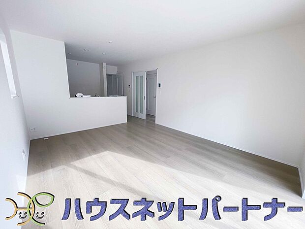 リビングは、食事スペースと寛げる場所設けてもまだ余裕の広さ。明るい光が照らしてくれます。