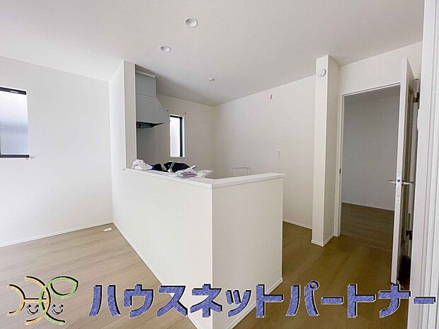 家族の様子を見ながらキッチンでお料理。一日の出来事を会話しながらの家事は嬉しいコミュニケーション。