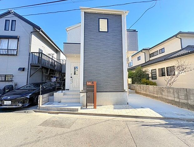 前面道路の日当たりの良い明るいお家。