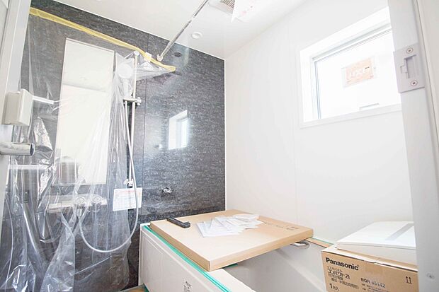 高級感溢れるカラーと大きさ・柔らかな曲線で構成された半身浴も楽しめるバスタブが心地よさをもたらします。