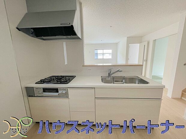 三口コンロで料理の幅を拡げてくれる使いやすいシステムキッチンを採用。洗い場も大きいので野菜や食器を洗ったりする際にも捗り、奥様の強い味方となってくれるはずです。
