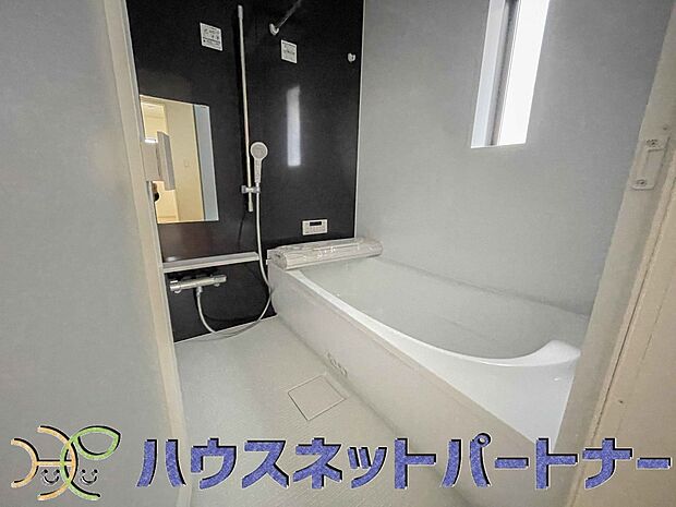 全身浴と半身浴ができる高い機能性と、満水容量を削減して水道・光熱費を節約しました。デザインとエコ性能を両立させた、これからのスタンダード浴槽です。