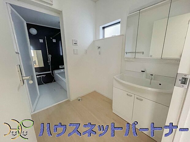 明るい清潔感のある洗面所は、鏡も大きくシンクが広々。朝の支度も楽にこなせます。