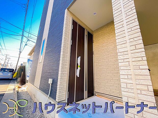 玄関の扉を開けると家族の待つお家。幸せを感じる瞬間です。