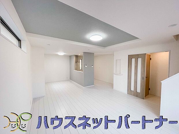 天井の中央部分を周囲より一段高くとったデザインを折上天井といいます。部屋に立体的な奥行きを生み出し、スタイリッシュな空間を演出します。天井を広く見せる視覚的効果も。