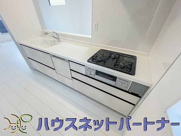 三口コンロで料理の幅を拡げてくれる使いやすいシステムキッチンを採用。洗い場も大きいので野菜や食器を洗ったりする際にも捗り、奥様の強い味方となってくれるはずです。