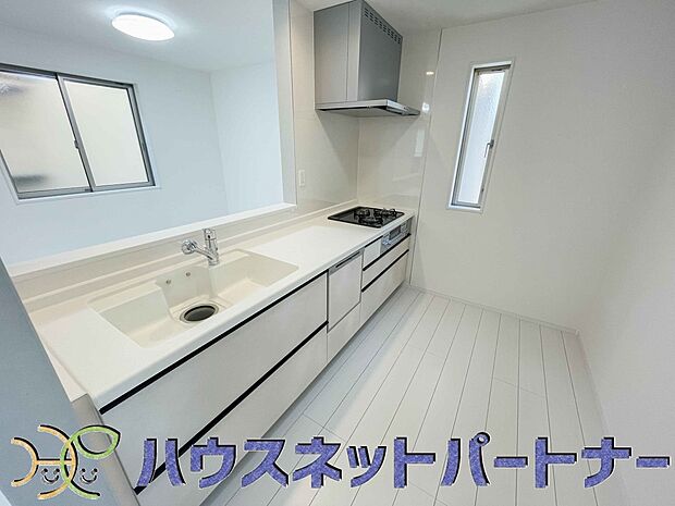 人工大理石のワークトップやシンクは、水を流しただけできれいになったように見えます。白いキッチンは明るく清潔感があり、とっても素敵です。