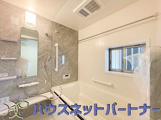 高級感溢れるカラーと大きさ・柔らかな曲線で構成された半身浴も楽しめるバスタブが心地よさをもたらします。窓もあるので換気もしっかりできますね。