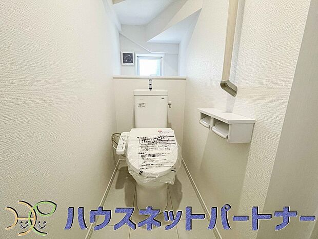 小窓を設置する事により明るく、通気性の良いトイレとなっております。中はゆとりのある大きさを確保しておりますので、ゆったりとお使い頂けます。 