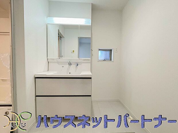 家の中でも特にプライベートスペースとなる洗面所は、洗濯場所と浴室を同じ空間でまとめております。小窓を設置しておりますので、熱気などが籠りやすい空間でちょっとした空気の入れ替えを。