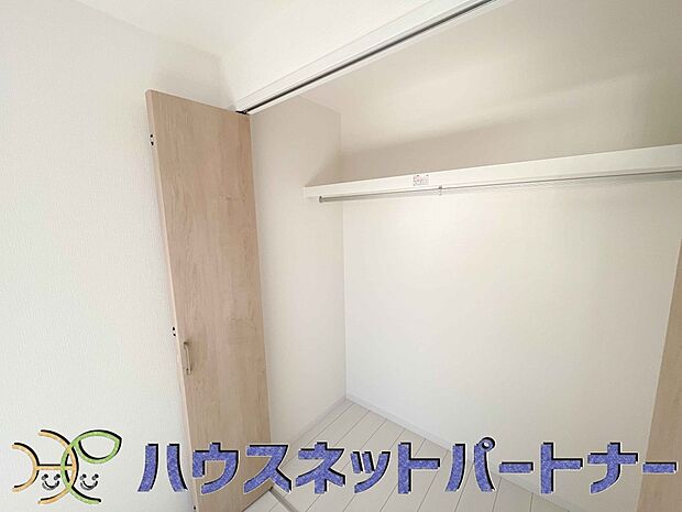 壁面クローゼットのメリットは、衣類が横一列に並ぶためひと目で洋服が選びやすいこと。衣類をたくさんお持ちの方も、限られたスペース内に無理なく収納することができます。