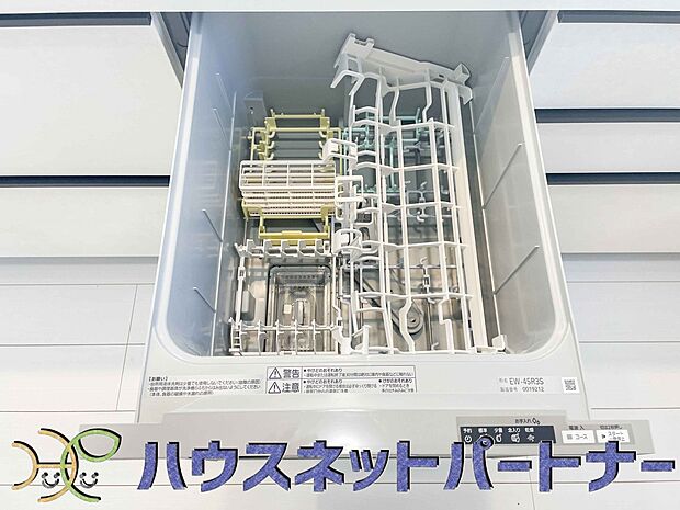 ビルトイン食器洗乾燥機。家事のお手伝いをしてくれる奥様の味方です。食器を洗っている間にお掃除など、様々なシーンで家事の時短に役立つ食洗機。省スペースのビルトインタイプを採用致しました。