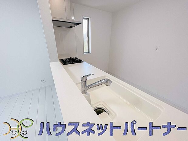 キッチン吊戸棚を無くす事によって、コミュニケーションを重視した設計に致しました。区画によって変わる一体感を、実際にご覧になって頂けましたらと思います。 