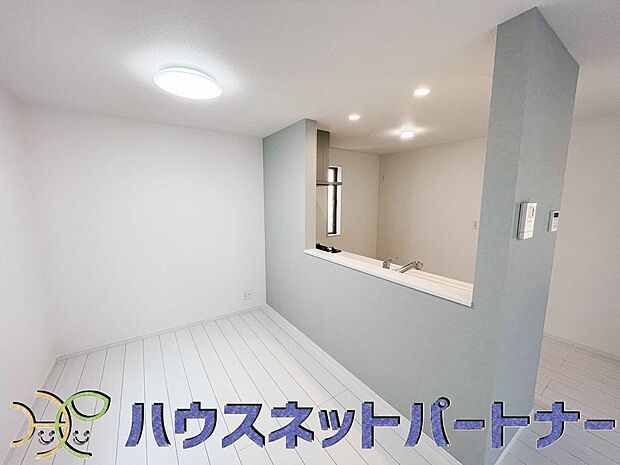 キッチンカウンターがあると配膳が楽なことがメリットの一つ。後片付けをするときも、ダイニングテーブルからあまり動かずに流し台へ運ぶことができるので便利です♪