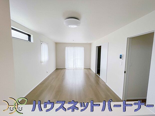 整然とした空間演出、快適な理想の暮らしの実現は家のみの拘りではなく、そこで暮らす方々にとって素敵な環境であることも挙げられると思います。四季折々の変化が奏でる鼓動を楽しんで下さい。