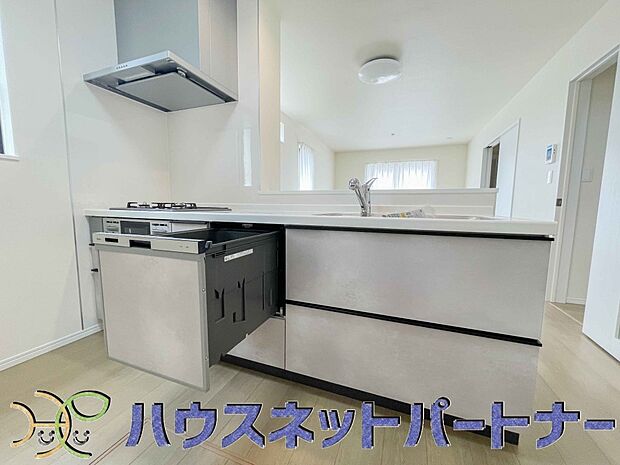 ビルトイン食器洗乾燥機完備。家事のお手伝いをしてくれる奥様の味方です。食器を洗っている間にお掃除など、様々なシーンで家事の時短に役立つ食洗機。省スペースのビルトインタイプを採用致しました。
