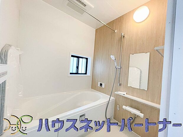 明るい作りの浴室は心も体もリフレッシュさせてくれます。窓もあるので湿気を外へ逃がすことも出来ます。