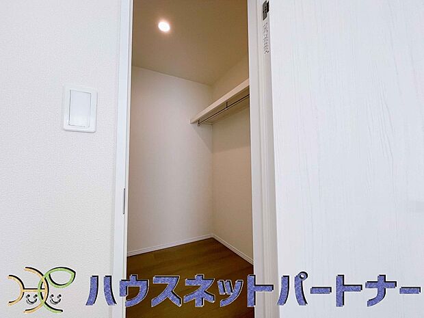 たくさんの洋服をかけてもシワになりにくいウォークインクローゼット。洋服以外にも、普段使わない家電やスーツケース、ストック品など何でも片付く嬉しい空間です。