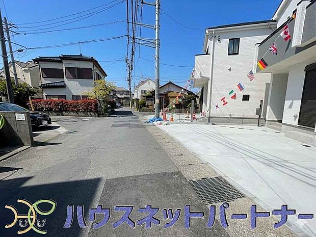 前面道路でお車を駐車するのも楽々。