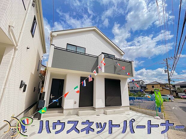 堂々たる趣ながら、主張し過ぎずどこか余裕を感じさせるシャープなフォルムで佇む邸宅は、晴天の空と照らし合わせる事で、本来あるべき完成形の姿を見せてくれます。