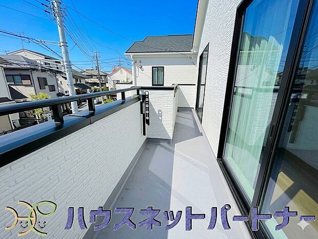 陽当りが良いと、洗濯物が乾きやすいですし、湿気やカビの心配も減るので快適です。寒い冬の日でも、日差しが届くと家の中が暖かくなりますね。