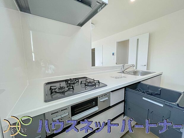 三口コンロで料理の幅を拡げてくれる使いやすいシステムキッチンを採用。洗い場も大きいので野菜や食器を洗ったりする際にも捗り、奥様の強い味方となってくれるはずです。