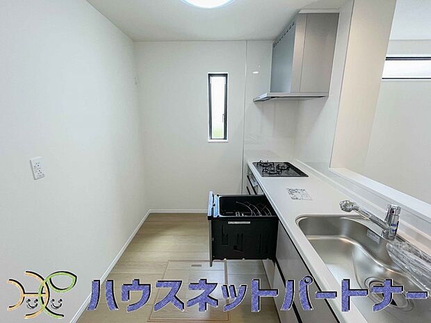 キッチン吊戸棚を無くす事によって、コミュニケーションを重視した設計に致しました。区画によって変わる一体感を、実際にご覧になって頂けましたらと思います。