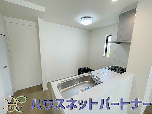 お料理できたらカウンターから手渡しができます。家族で会話をしながらお料理を楽しく。