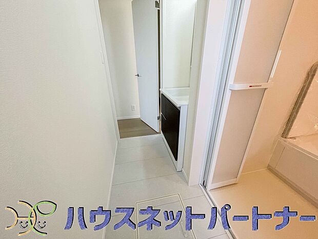 広い脱衣所、洗面台も大きなサイズを設置。建売では見ない広さと解放感。