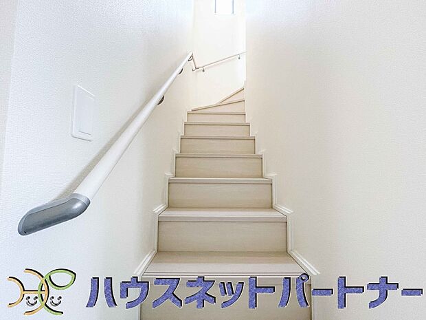 手すりがないと階段の昇り降りで危険なことはもちろん、壁に手をつきながら歩くことで壁紙が汚れやすくなります。すべての方に安心して昇り降りしていただくため、手すりを設置しました。