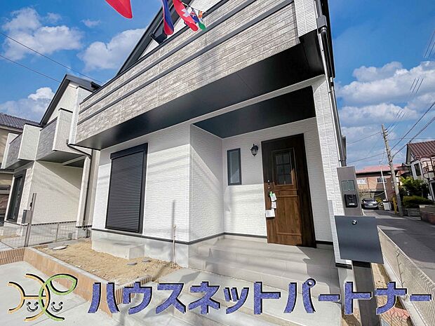 玄関前に季節のお花を置いて可愛く演出してみてはいかがですか。来客が憧れる玄関造りを楽しんで下さい。