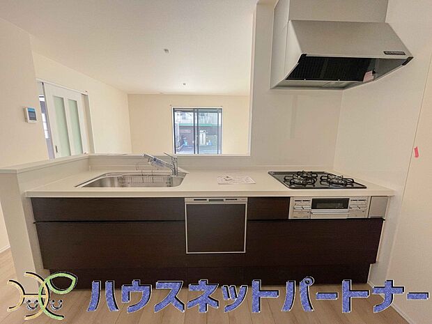 キッチン吊戸棚を無くす事によって、コミュニケーションを重視した設計に致しました。区画によって変わる一体感を、実際にご覧になって頂けましたらと思います。 